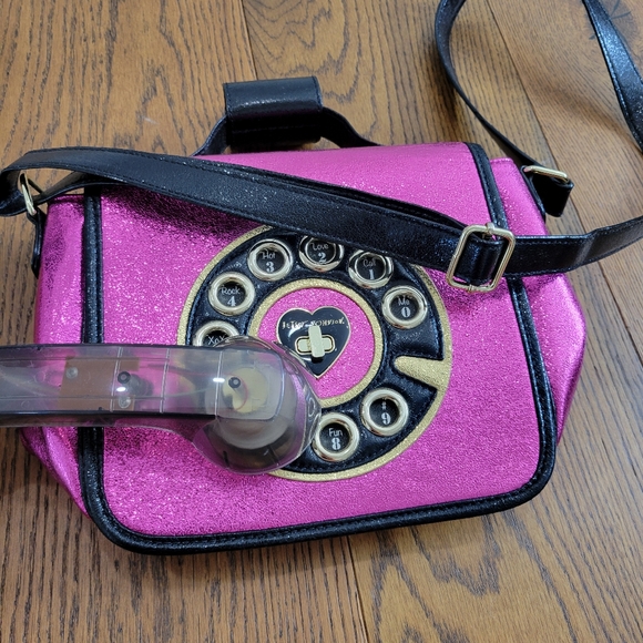 Betsey Johnson Phone 👛 - Picture 3 of 8
